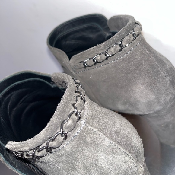 Auth Chanel gray suede ankle booties - Picture 4 of 10